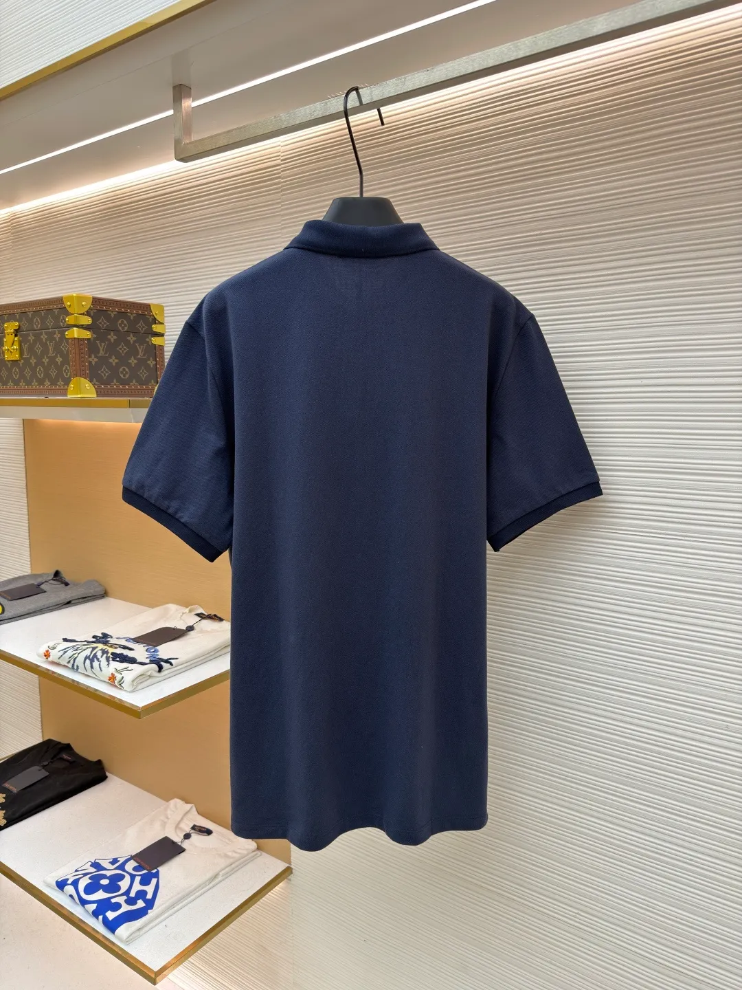 Ralph Lauren embroidered logo Polo shirt ●Original version: Purchased and developed for 1290 ●Item number: 1682565-A15 ●Material: pure cotton pique fabric ●Technology: embroidery production ●Color: navy ●Version: fitted version ●Weight: about 295 grams ●Size: S-M-L-XL ●Description: Customized pure cotton sateen pique, tight and delicate, comfortable and skin-friendly, elegantly presented with a touch of deep black The iconic white pony embroidery is like a smart musical note dancing on the black canvas. It is simple but highly recognizable. It is a versatile artifact in the wardrobe. It has a very simple shape and contains the soul of fashion. It adopts imported machine embroidery technology. It uses advanced computer control systems and precision mechanical parts to realize the iconic pony embroidery operation with high precision. The lines are smooth and delicate, and the fabrics have been washed. It has a better hand feel and texture. It is not easy to deform, not easy to shrink, not easy to fade, and maintains long-term beauty. The overall wiring is straight and delicate, the fabric is comfortable and soft, and the color is consistent without color difference. It can be matched with the same style to create a fashionable look and control various occasions. Customized accessories, complete with three standards, same style for men and women!